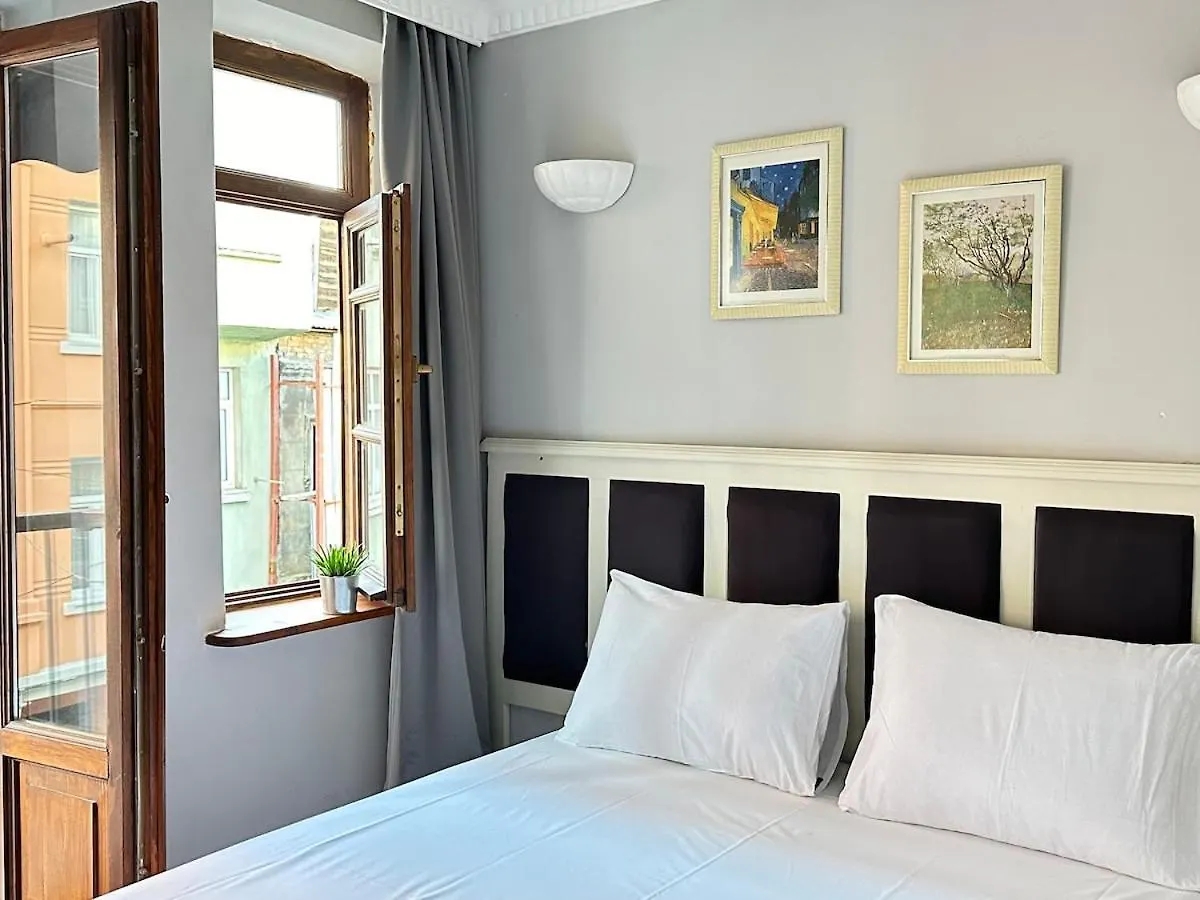 Apartment Perahomes Wooden Flat With Small Balcony Istanbul