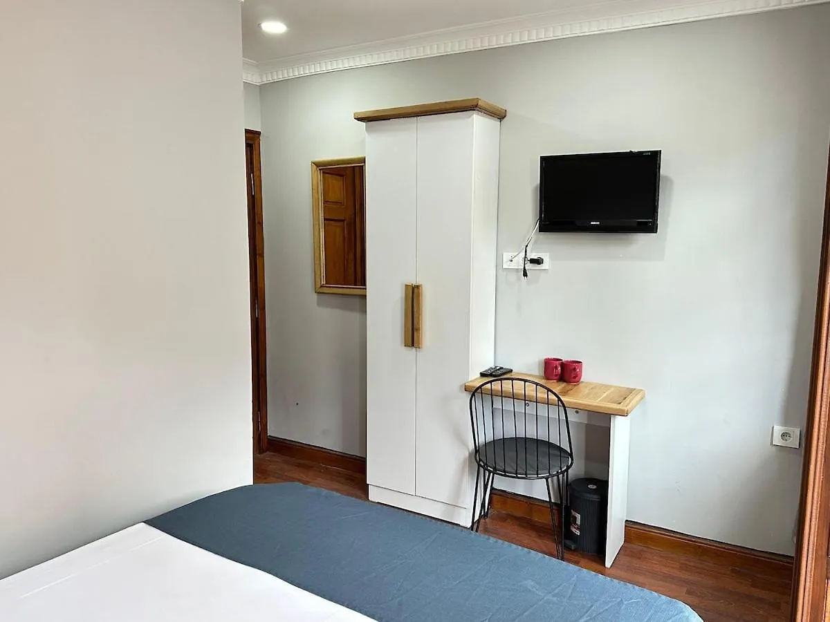 아파트 Perahomes Wooden Flat With Small Balcony 이스탄불