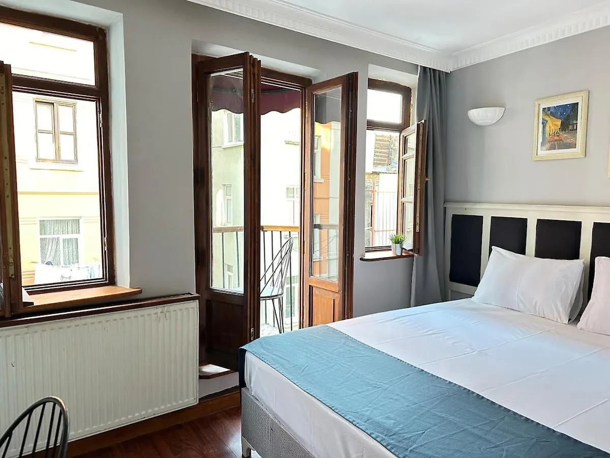 Perahomes Wooden Flat With Small Balcony Istanbul