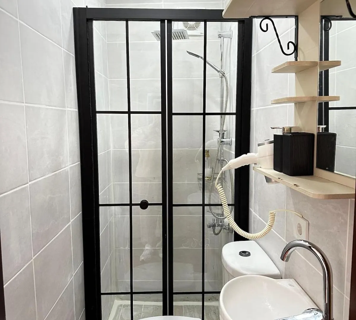Perahomes Wooden Flat With Small Balcony Istanbul