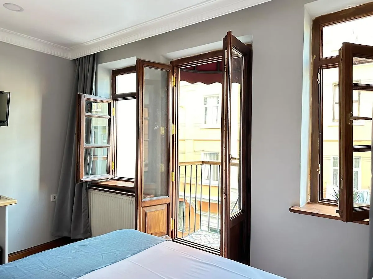 Perahomes Wooden Flat With Small Balcony Istanbul